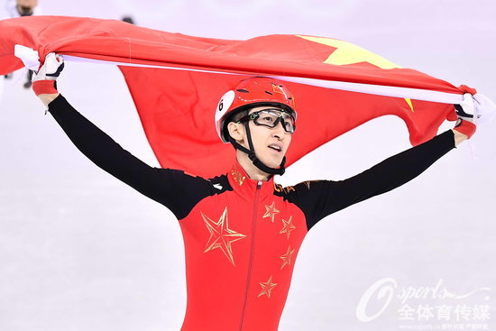 武大靖賽后披國(guó)旗慶祝勝利。